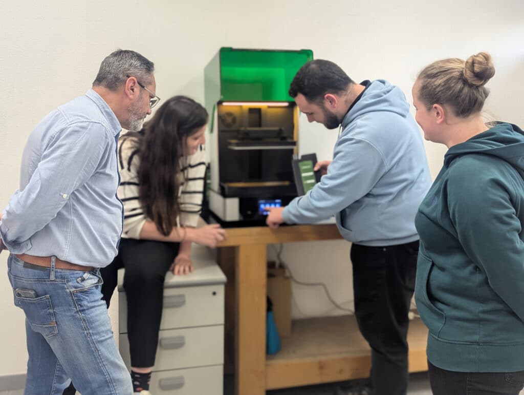 Personnes regardant la machine de prototypage